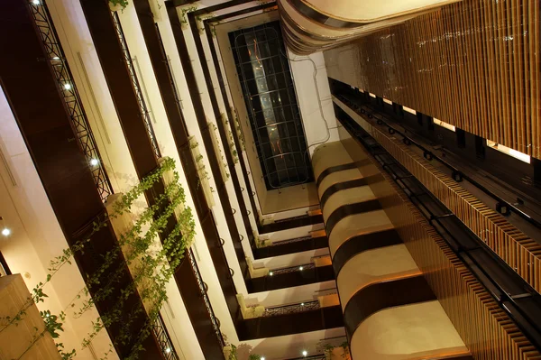 아 트리 움 호텔의 엘리베이터 — 스톡 사진