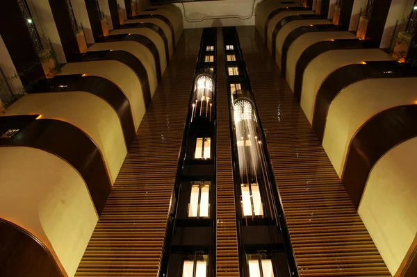 Лифты в атриуме отеля — стоковое фото