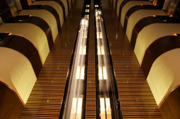 Ascenseurs dans l'atrium de l'hôtel — Photo