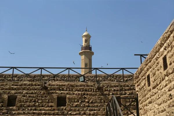 Gamle Fort og tårn af en nærliggende moske. Dubai - Stock-foto