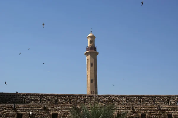 旧堡和附近的一个清真寺的塔。迪拜 — 图库照片