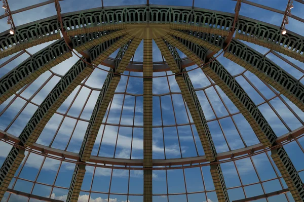 Φουτουριστική αρχιτεκτονική--θόλο φτιαγμένο από γυαλί — Φωτογραφία Αρχείου