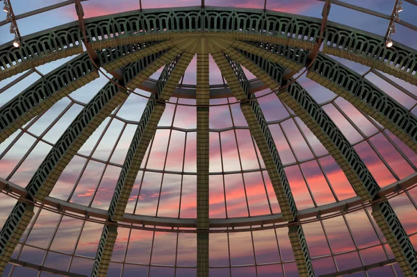 Футуристическая архитектура - купол из стекла — стоковое фото
