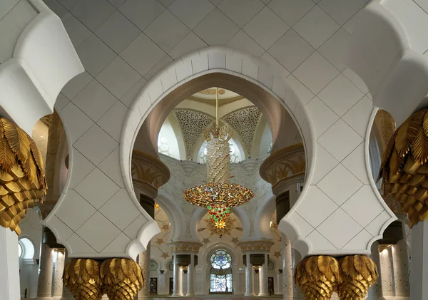 Abu dhabi sheikh zayed witte moskee in Verenigde Arabische Emiraten — Stockfoto
