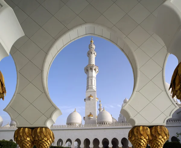 Белая мечеть Абу-Даби Шейха Заида в ОАЭ — стоковое фото