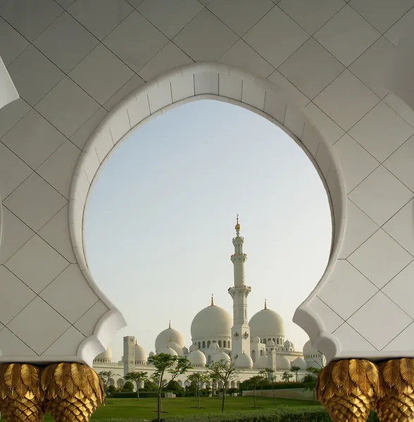 Белая мечеть Абу-Даби Шейха Заида в ОАЭ — стоковое фото