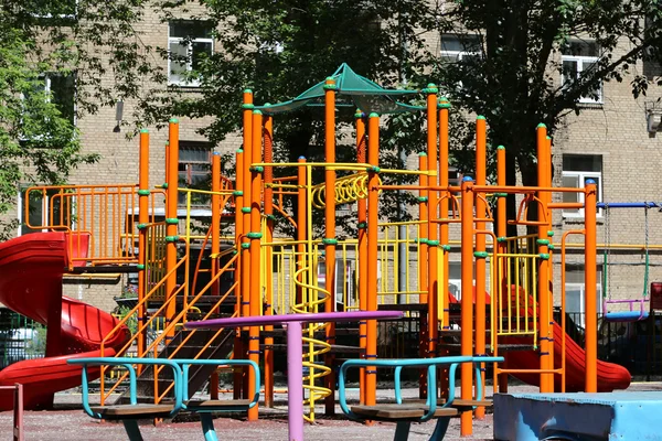 Parque infantil en un soleado día de verano —  Fotos de Stock