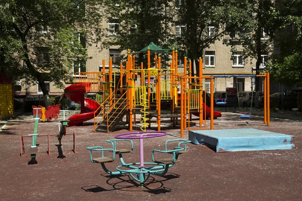 Parque infantil en un soleado día de verano — Foto de Stock