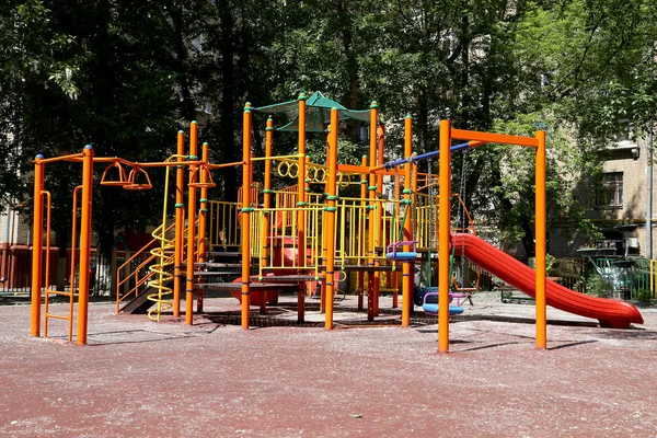 Spielplatz an einem sonnigen Sommertag — Stockfoto