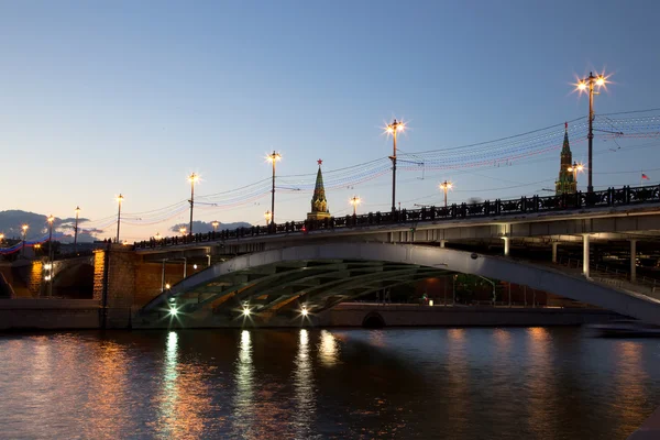 Bolshoy kamenny híd (nagyobb kő híd), felöleli a Moszkva folyó nyugati végén, a moszkvai Kreml — Stock Fotó