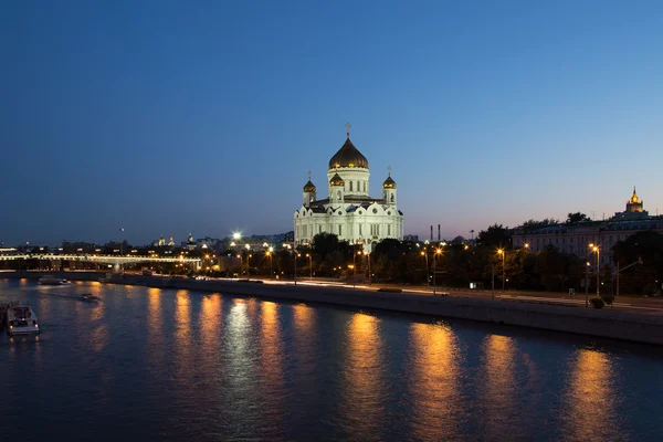 Gece görünümü Moskova Nehri ve Mesih İsa Katedrali, Moskova, Rusya — Stok fotoğraf