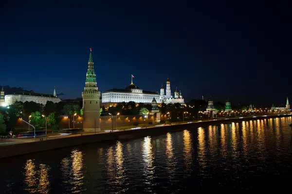 Noční pohled na moskva řeky a Kreml, Rusko, Moskva — Stock fotografie