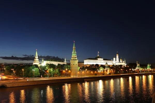 Visão noturna do Rio Moskva e Kremlin, Rússia, Moscou — Fotografia de Stock