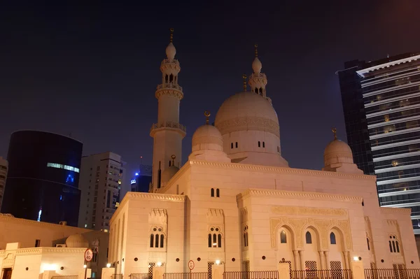 到了晚上，阿拉伯联合酋长国 （阿拉伯联合酋长国迪拜清真寺) — 图库照片