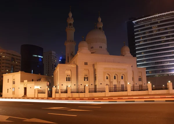 Mesquita em Dubai à noite, Emirados Árabes Unidos (Emirados Árabes Unidos ) — Fotografia de Stock