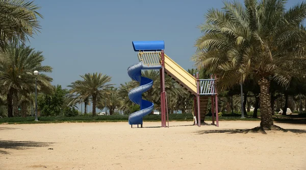 Widok na piękny park (plac zabaw) w Dubaju, ZEA. Al mamzar bea — Zdjęcie stockowe