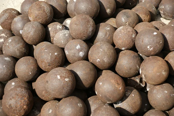 Old cannon balls — Stock Photo, Image