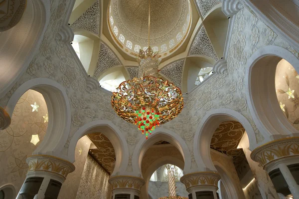 Mezquita blanca Abu Dhabi Sheikh Zayed en los Emiratos Árabes Unidos —  Fotos de Stock