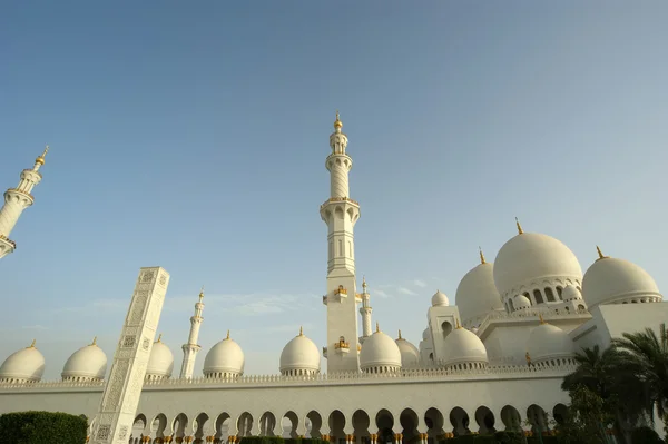 Белая мечеть Абу-Даби Шейха Заида в ОАЭ — стоковое фото