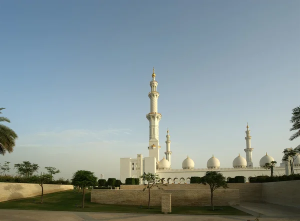 Meczet abu dhabi Szejka Zayeda biały w Zjednoczonych Emiratach Arabskich — Zdjęcie stockowe