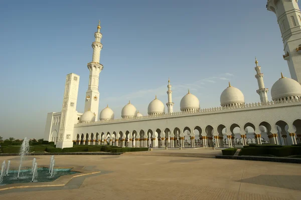 Mezquita blanca Abu Dhabi Sheikh Zayed en los Emiratos Árabes Unidos — Foto de Stock