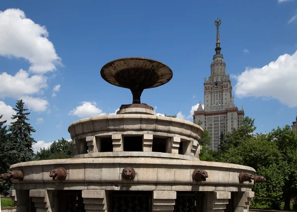 Lomonosov Universidad Estatal de Moscú, edificio principal, Rusia — Foto de Stock