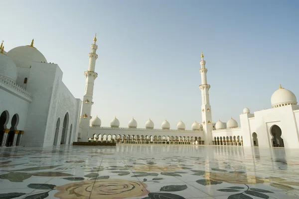 Mezquita blanca Abu Dhabi Sheikh Zayed en los Emiratos Árabes Unidos — Foto de Stock