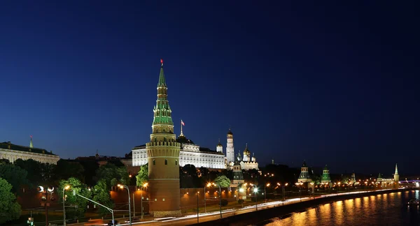 Vista nocturna del río Moskva y el Kremlin, Rusia, Moscú . — Foto de Stock