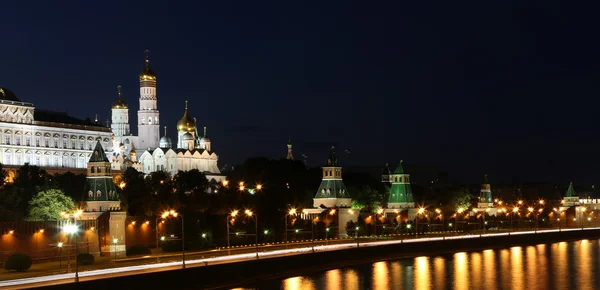 Éjszakai kilátás nyílik a Moszkva-folyó és a Kreml, Oroszország, moscow. — Stock Fotó