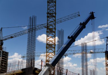 Vinçler üzerinde inşaat alanında. Endüstriyel görüntü