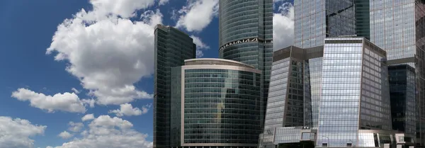 Alto rascacielos modernos sobre el cielo azul, Moscú, Rusia — Foto de Stock