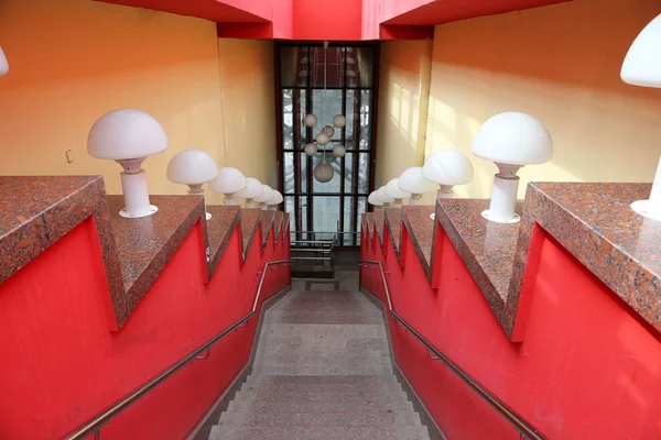 빨간색 흰색 빛으로 보행자 계단 — 스톡 사진