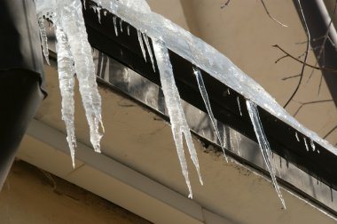 Çatıda buz saçakları