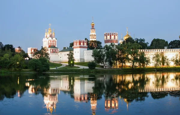 Novoděvičí klášter (v noci), také známý jako bogoroditse-smolensky klášter, Moskva, Rusko — Stock fotografie