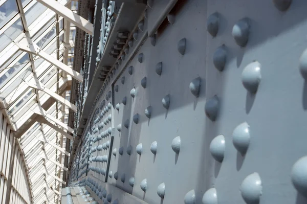 Metalen structuur van de brug — Stockfoto