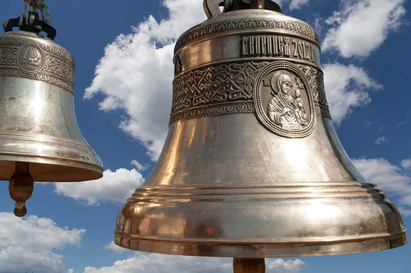 Православні дзвони крупним планом на небі з хмарами — стокове фото
