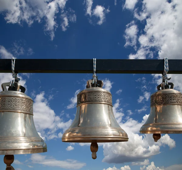 Sinos ortodoxos se fecham contra o céu com nuvens — Fotografia de Stock