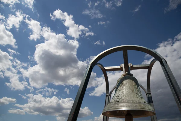 Orthodoxe Glocken in Nahaufnahme gegen den Himmel mit Wolken — Stockfoto