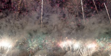 gökyüzünde renkli havai fişek