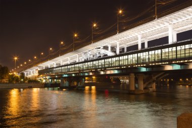 Moskova Nehri, luzhnetskaya Köprüsü (metro Köprüsü) ve promenade. Moscow, Rusya Federasyonu
