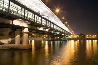 Moskova Nehri, luzhnetskaya Köprüsü (metro Köprüsü) ve promenade. Moscow, Rusya Federasyonu