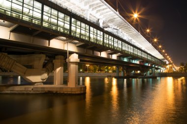 Moskova Nehri, luzhnetskaya Köprüsü (metro Köprüsü) ve promenade. Moscow, Rusya Federasyonu