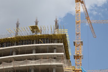 Vinçler üzerinde inşaat alanında. Endüstriyel görüntü