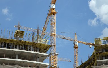Vinçler üzerinde inşaat alanında. Endüstriyel görüntü