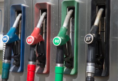 ayrıntılı bir benzin istasyonunda benzin pompası.