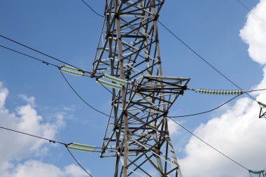 elektrik direkleri ve çizgi karşı mavi gökyüzü ve bulutlar