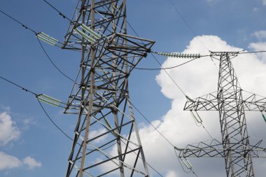 elektrik direkleri ve çizgi karşı mavi gökyüzü ve bulutlar