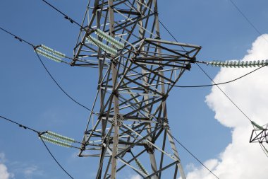 elektrik direkleri ve çizgi karşı mavi gökyüzü ve bulutlar