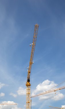 Vinçler üzerinde inşaat alanında. Endüstriyel görüntü