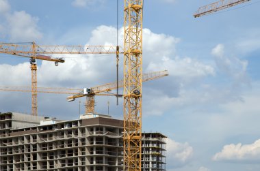 Vinçler üzerinde inşaat alanında. Endüstriyel görüntü